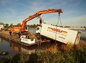 LKW faehrt in den Rhein Langel Hitdorf Faehre P207